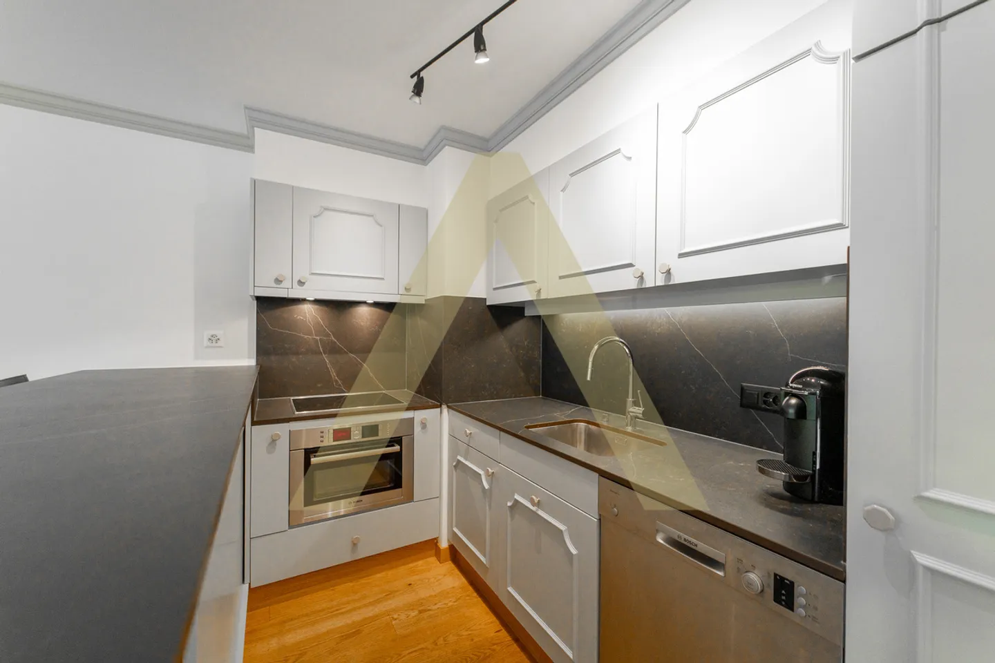 Beautiful apartment near the center of the resort - Photo 4 of 11