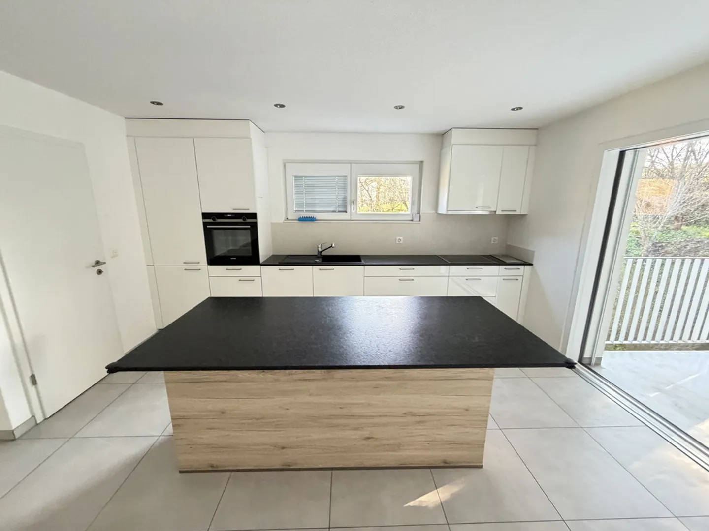 Appartement moderne avec terrasse - Photo 3 sur 11