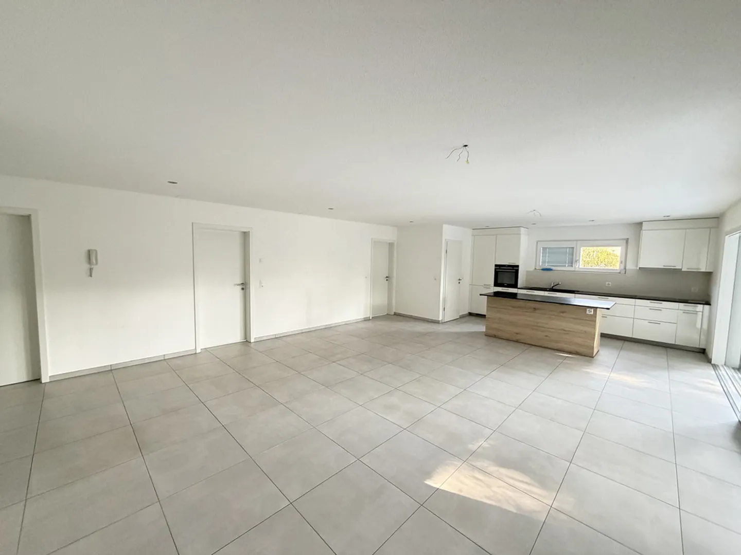 Appartement moderne avec terrasse - Photo 2 sur 11