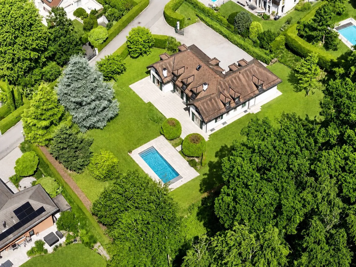 Wunderschönes Familienhaus mit Pool und großem Grundstück - Foto 1 von 1