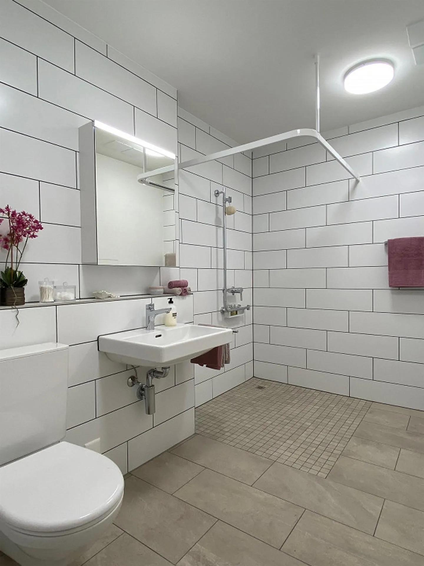 Living in Attractive Age - Photo 8 of 9