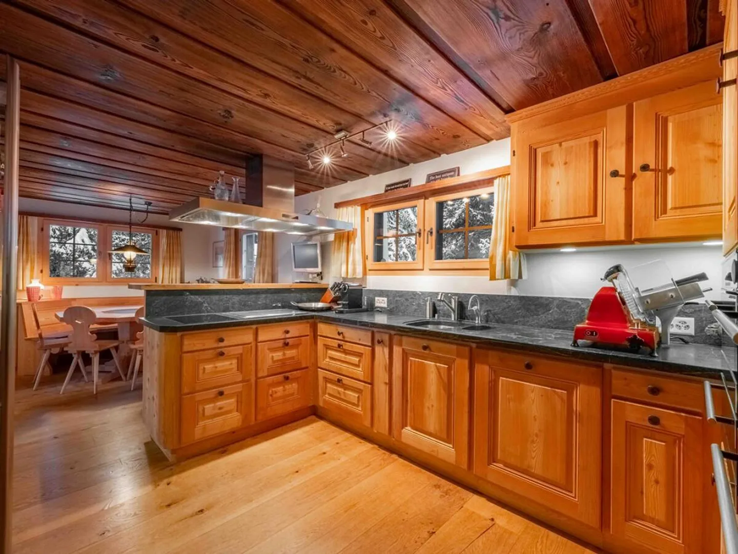 Parpan: Stylish Maissen House at the Edge of the Forest with Direct Access to the Slopes - Photo 2 of 4