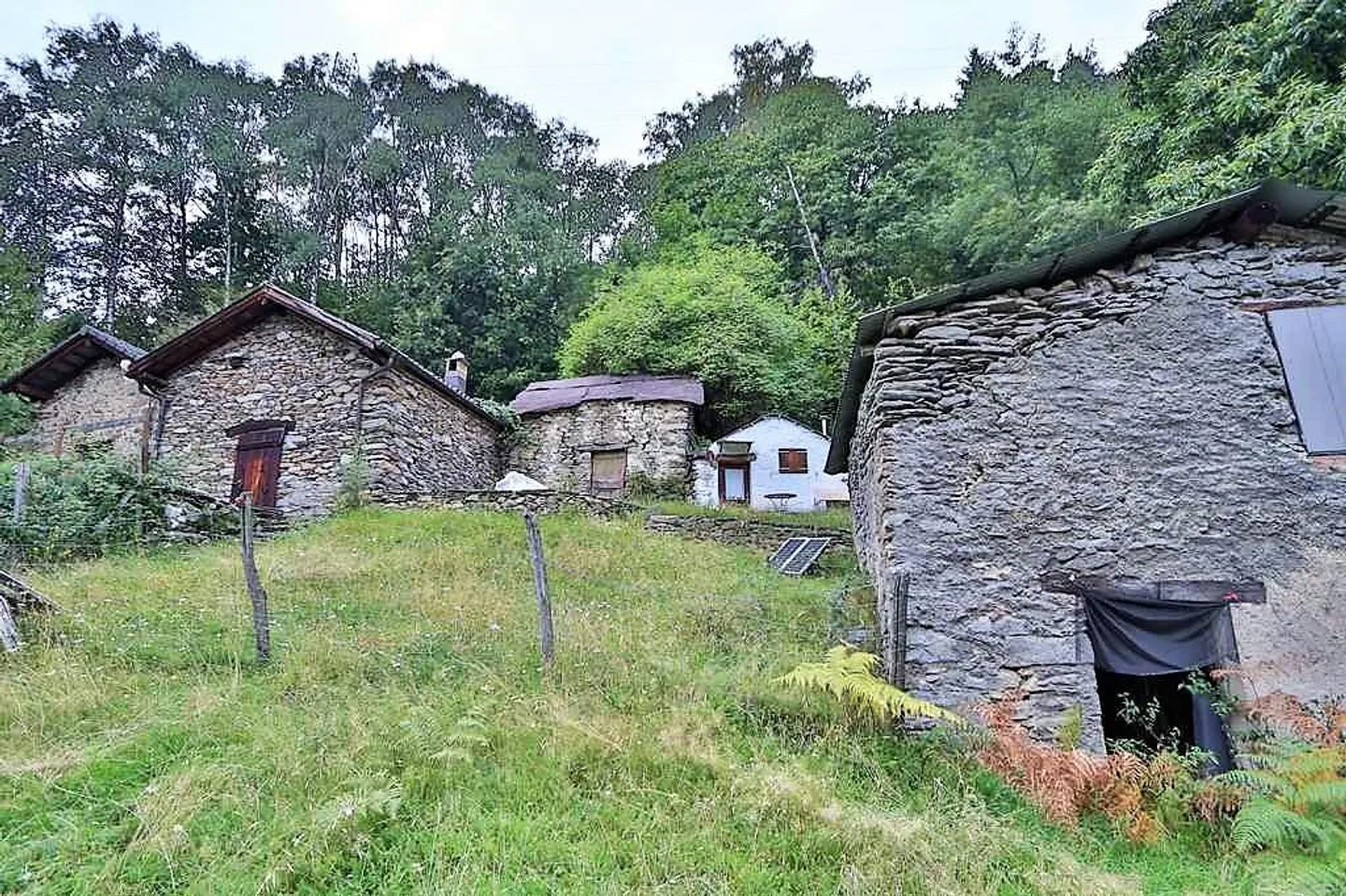 3 maisons rustiques dans un emplacement idyllique avec environ 2504m2 de terrain - Photo 16 sur 30