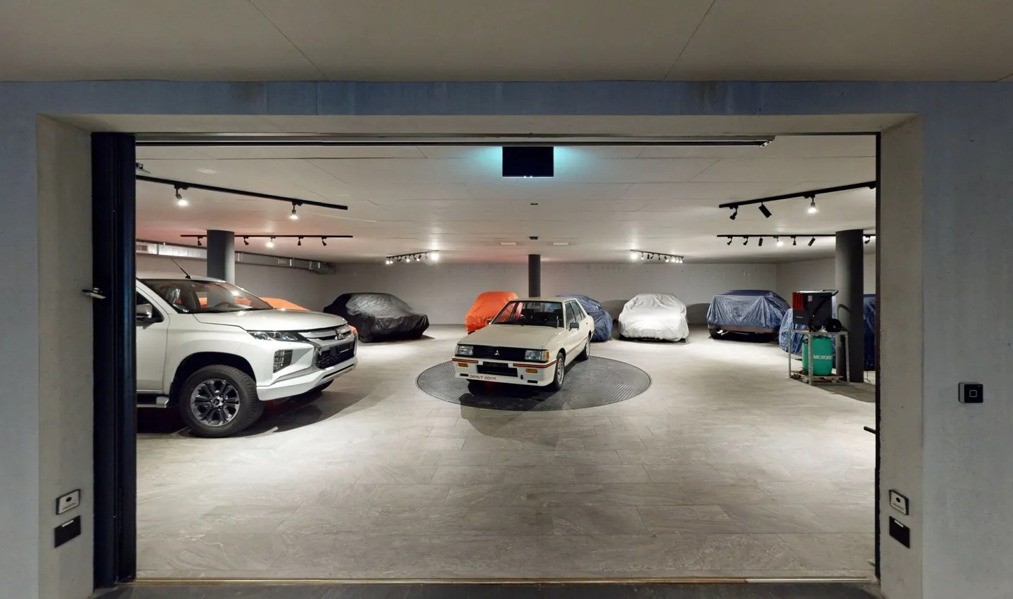 Penthouse of Superlatives with Home Office, two Studio Apartments and Private Garage - Photo 18 of 20