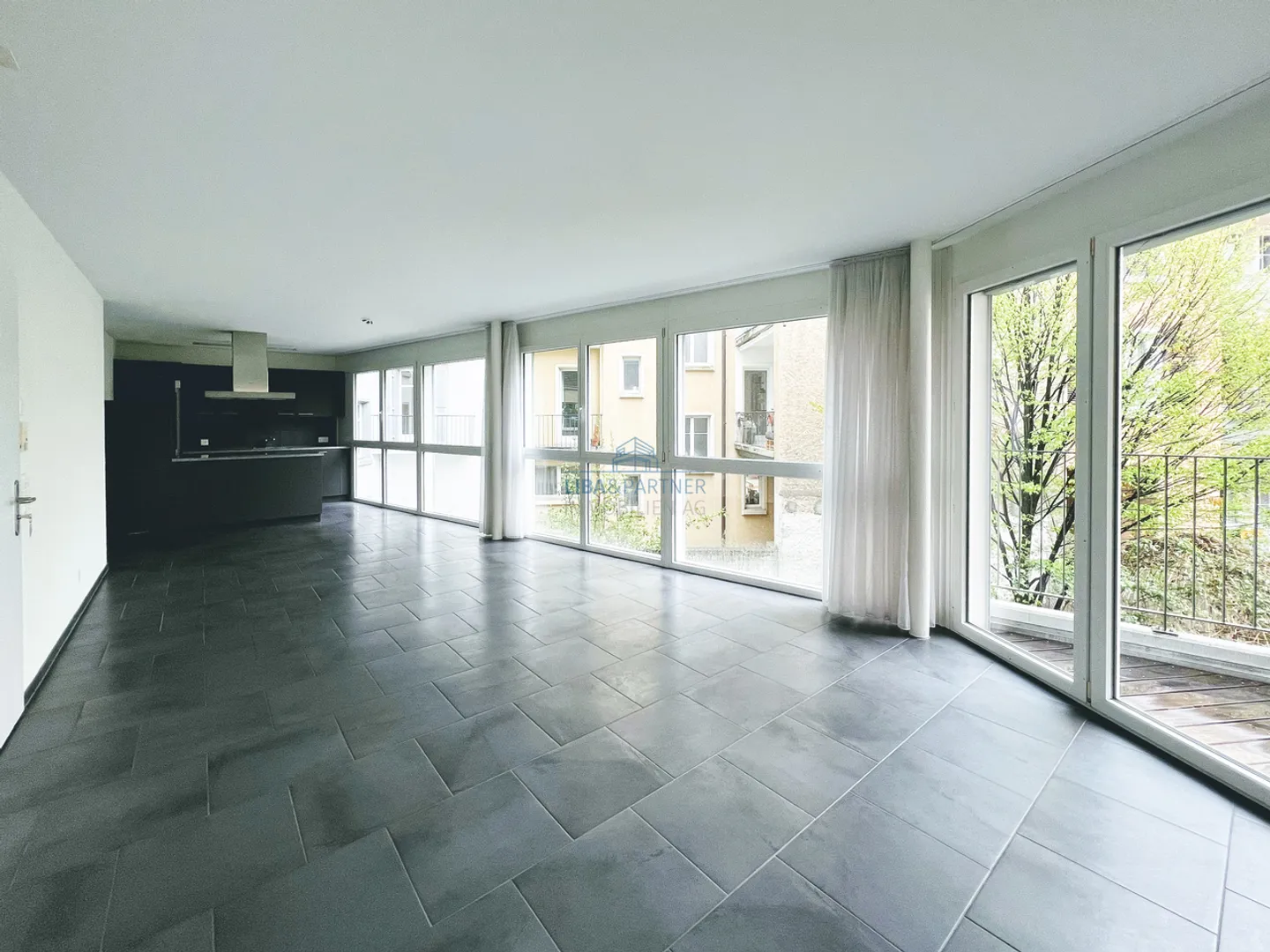 Stylish living with light, space, and comfort - Photo 4 of 12