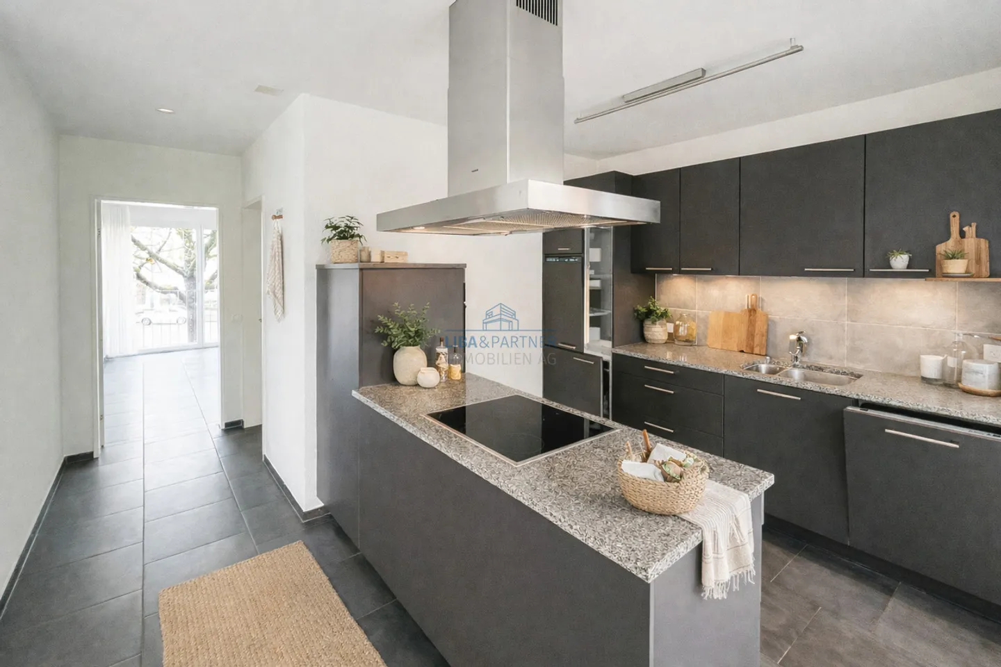 Stylish living with light, space, and comfort - Photo 5 of 12