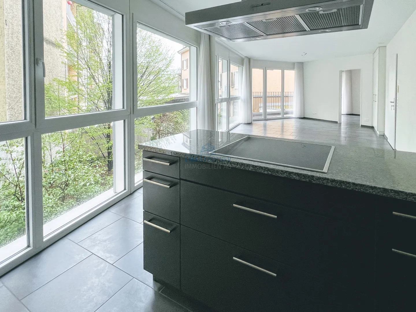 Stylish living with light, space, and comfort - Photo 6 of 12