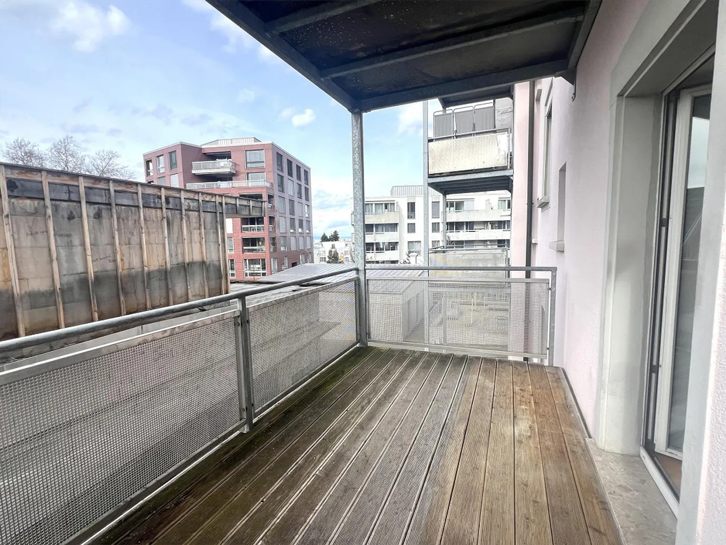 APPARTEMENT LUMINEUX AVEC GRAND BALCON, VUE LOIN ET DANS UN EMPLACEMENT DE PREMIÈRE CLASSE - Photo 1 sur 6