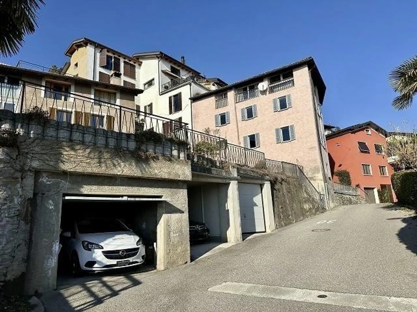 Casa bifamiliare, molto centrale, soleggiata, tranquilla con bella vista - Foto 2 di 50