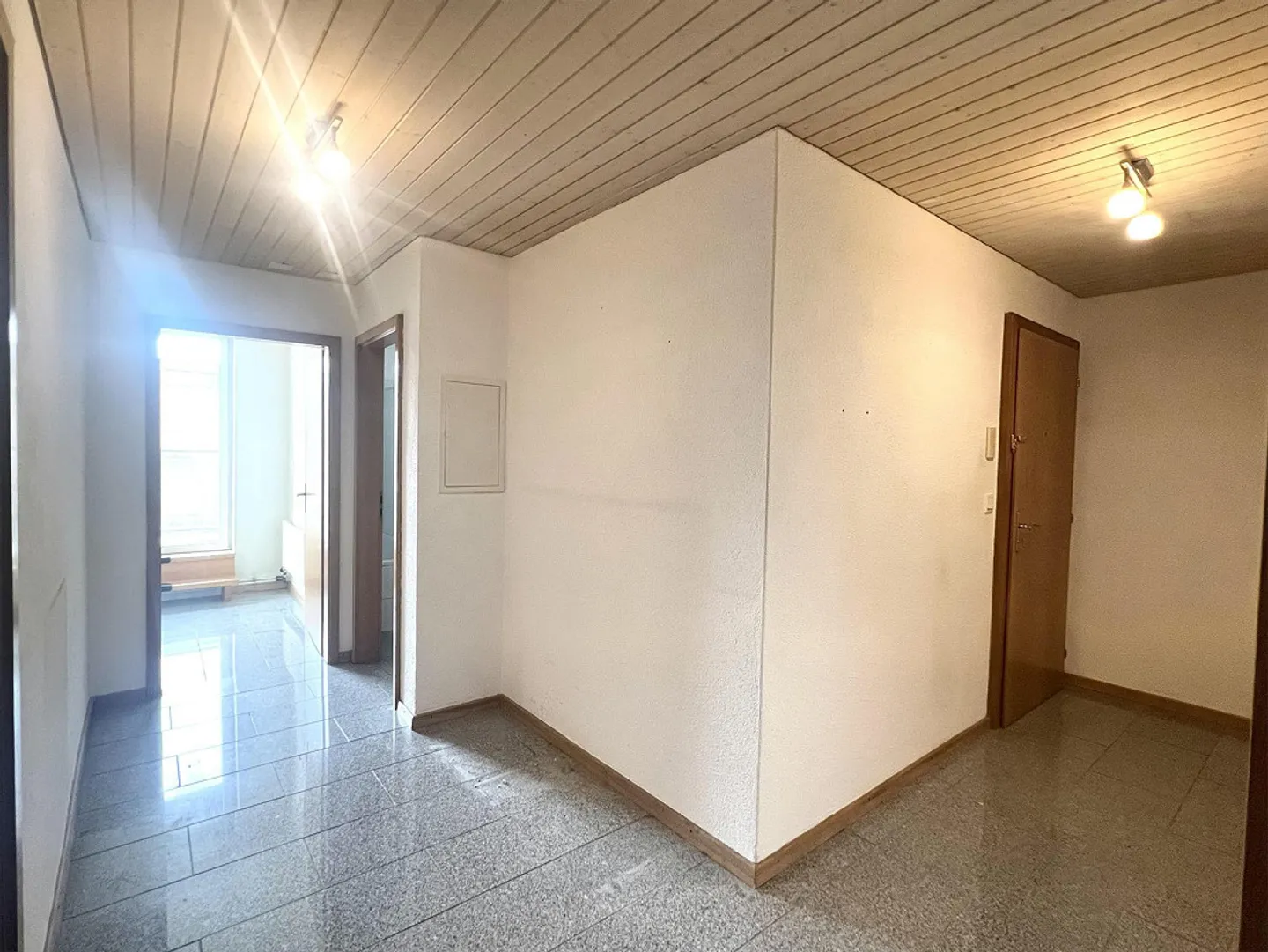 APPARTEMENT LUMINEUX AVEC GRAND BALCON, VUE LOIN ET DANS UN EMPLACEMENT DE PREMIÈRE CLASSE - Photo 5 sur 6