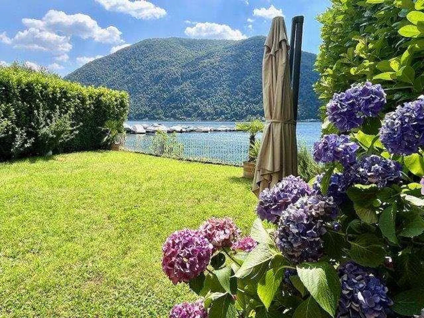 VILLA A LAGO CON ATTRACCO BARCA, CASA VACANZA - Foto 1 di 12