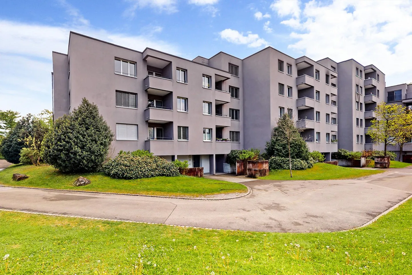 Modern 3.5-Room Apartment - Photo 1 of 7