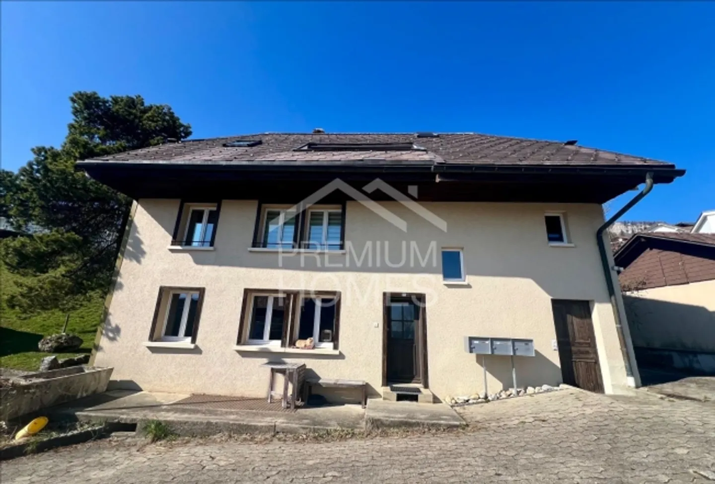 Rareté avec vue : Maison multifamiliale avec réserve foncière et vue sur la montagne - Photo 1 sur 4
