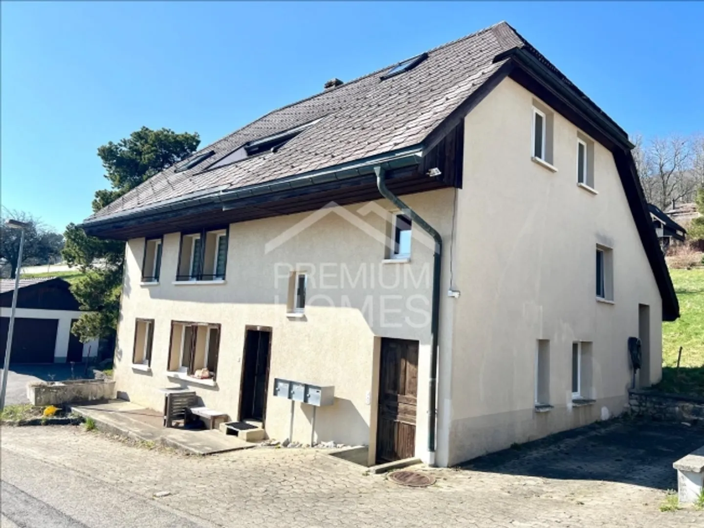 Rareté avec vue : Maison multifamiliale avec réserve foncière et vue sur la montagne - Photo 2 sur 4