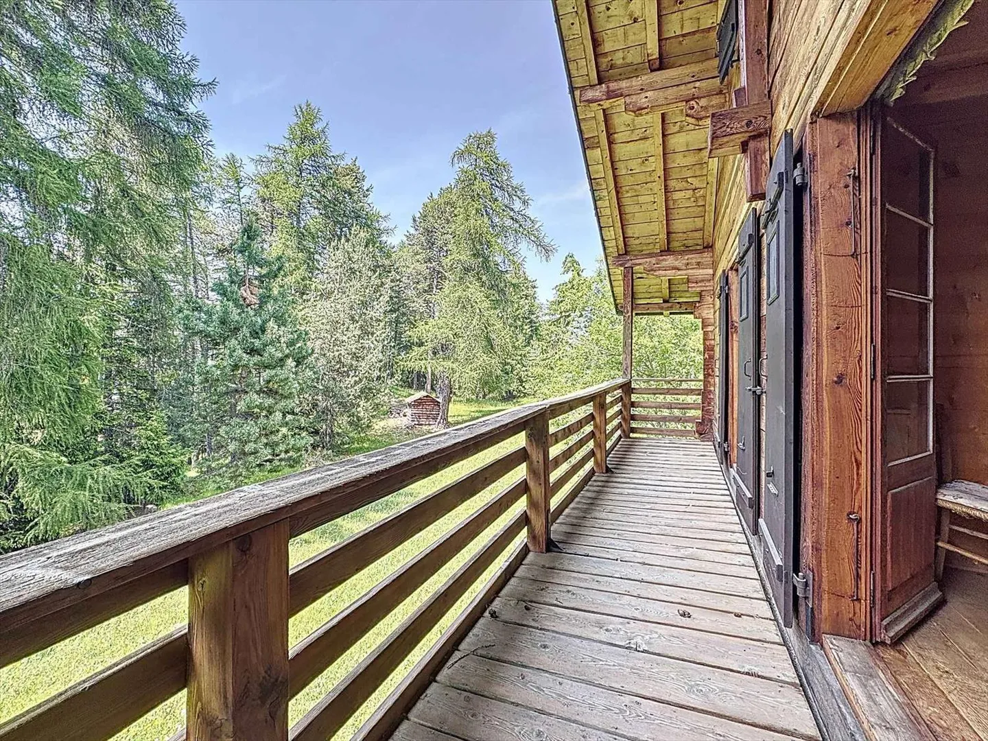 Chalet isolato con ampio terreno boschivo e annesso - Foto 1 di 13