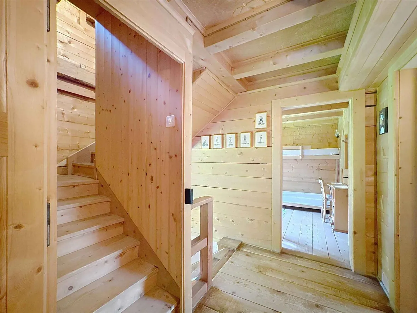 Chalet isolato con ampio terreno boschivo e annesso - Foto 7 di 13