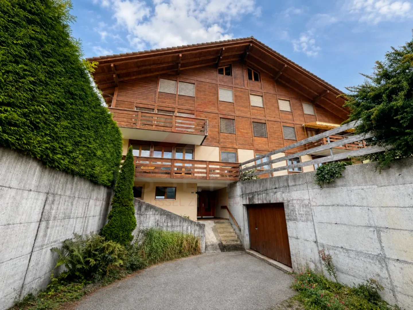 Charming Apartment with Mountain View - Photo 17 of 19