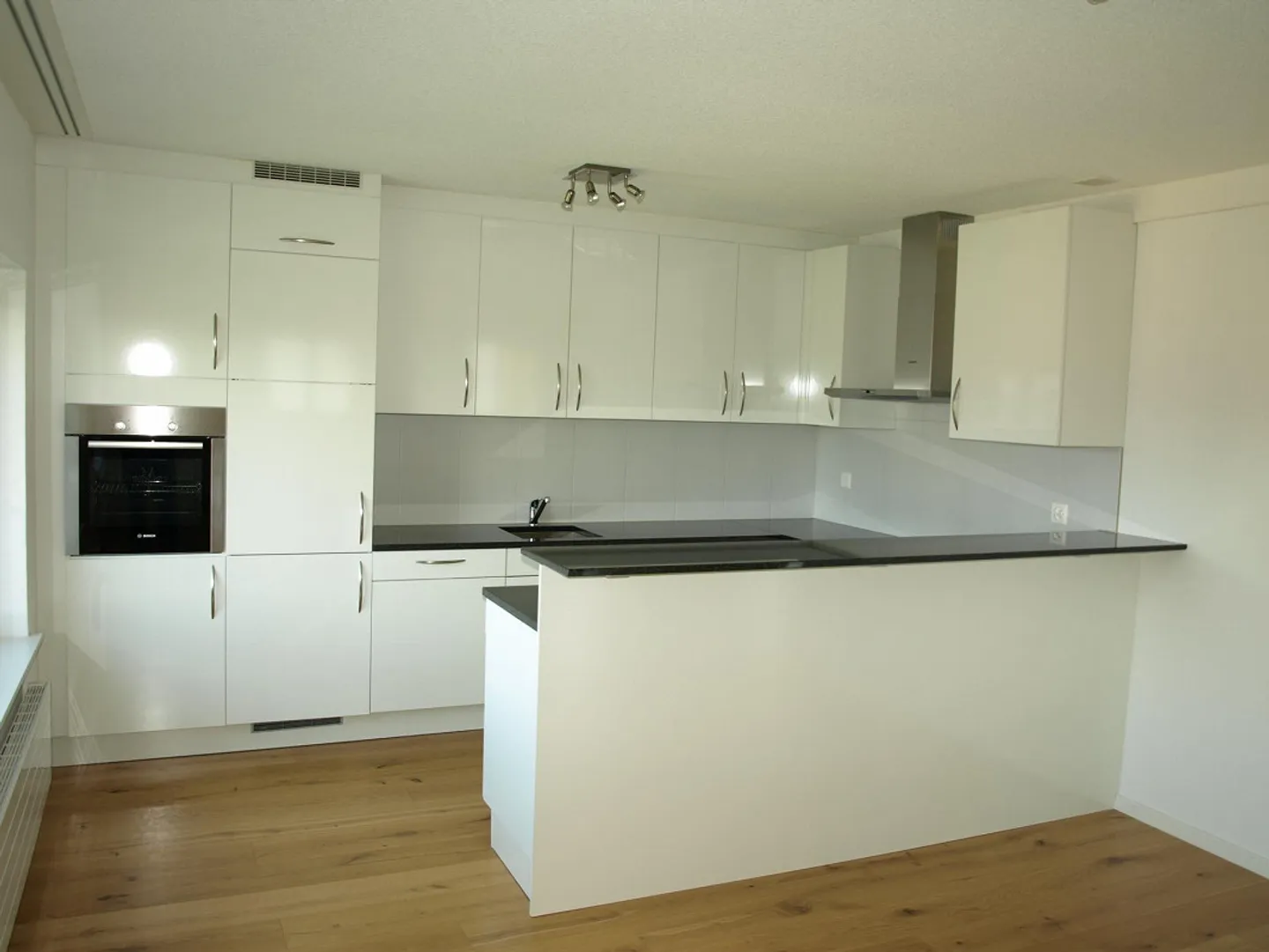 Charming apartment with a wonderful view - Photo 2 of 9
