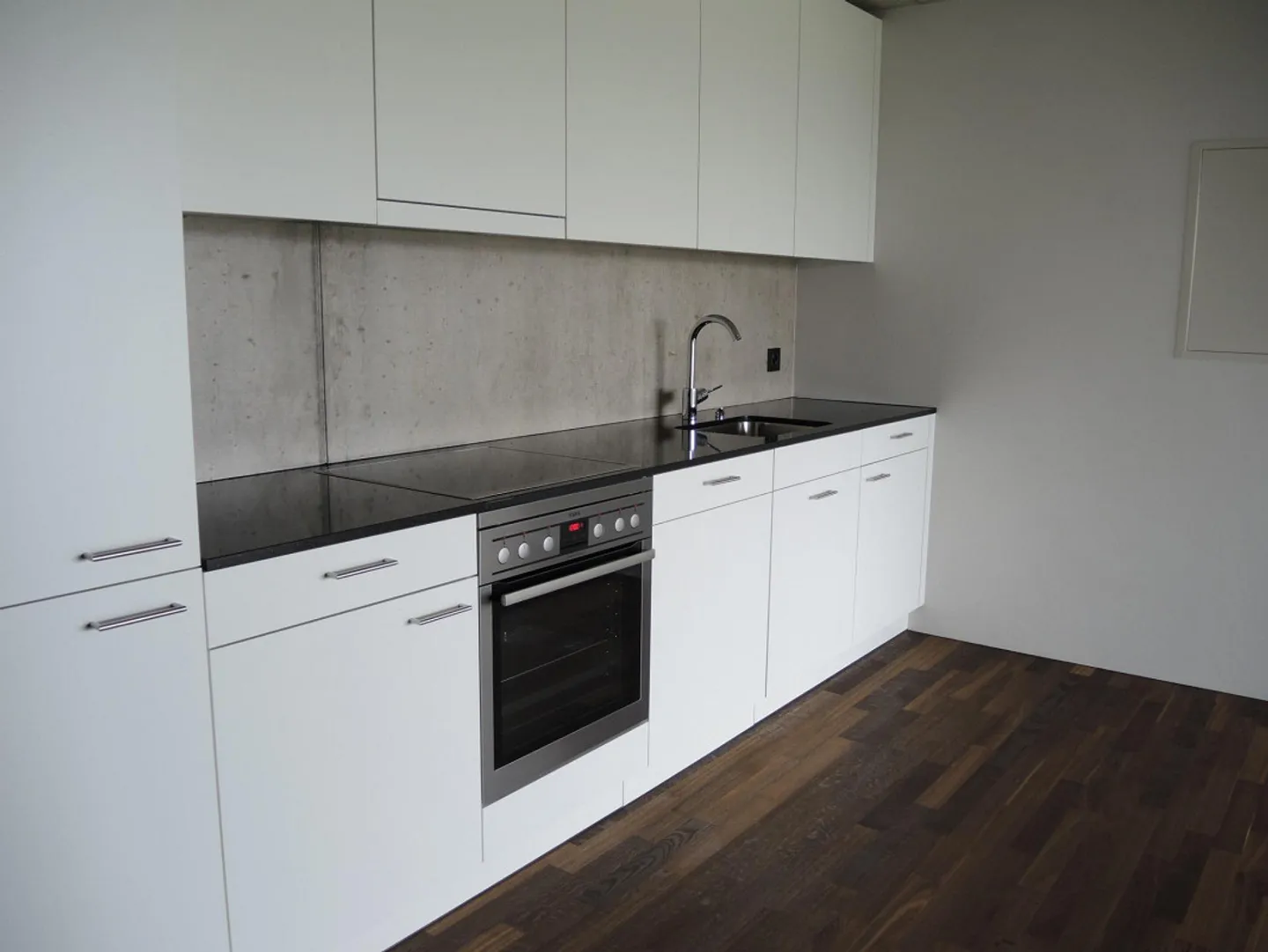 Moderno appartamento di 3,5 stanze vicino al centro con balcone in affitto - Foto 2 di 6