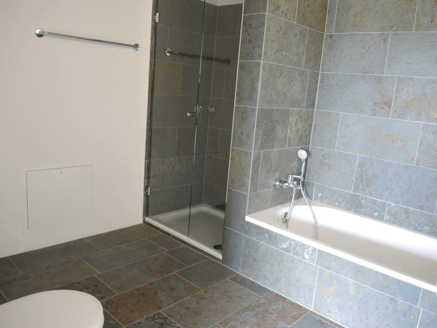 Moderno appartamento di 3,5 stanze vicino al centro con balcone in affitto - Foto 4 di 6