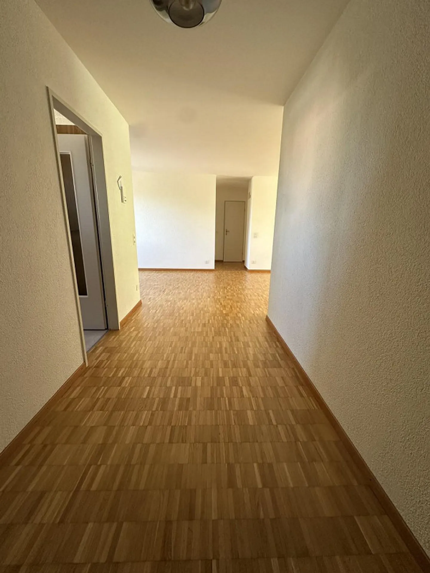 Appartamento 3.5 locali in una posizione verde e tranquilla a Zurigo - Foto 4 di 13