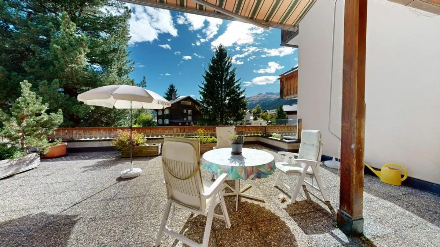 Prendere il sole nel quartiere residenziale di Bünda - Foto 1 di 10