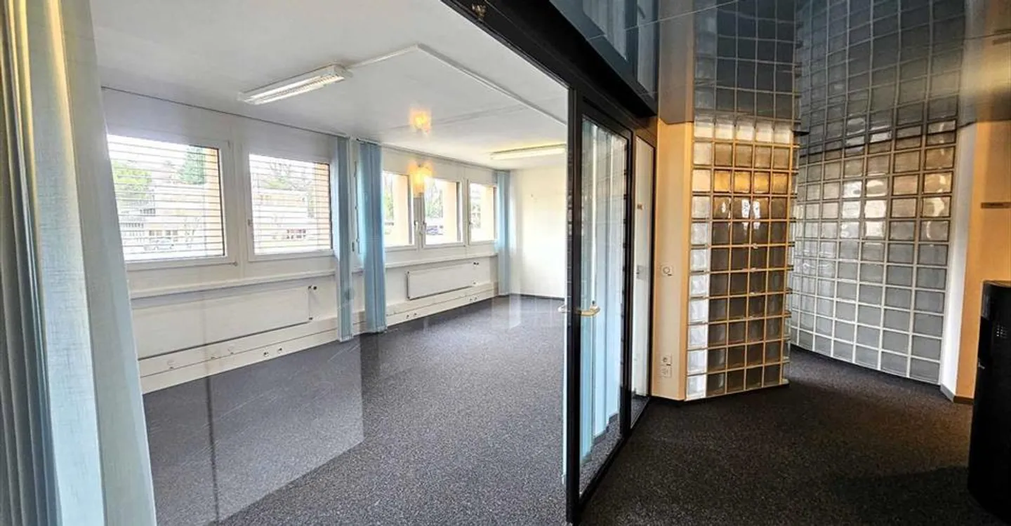 Office space for rent - Photo 1 of 8