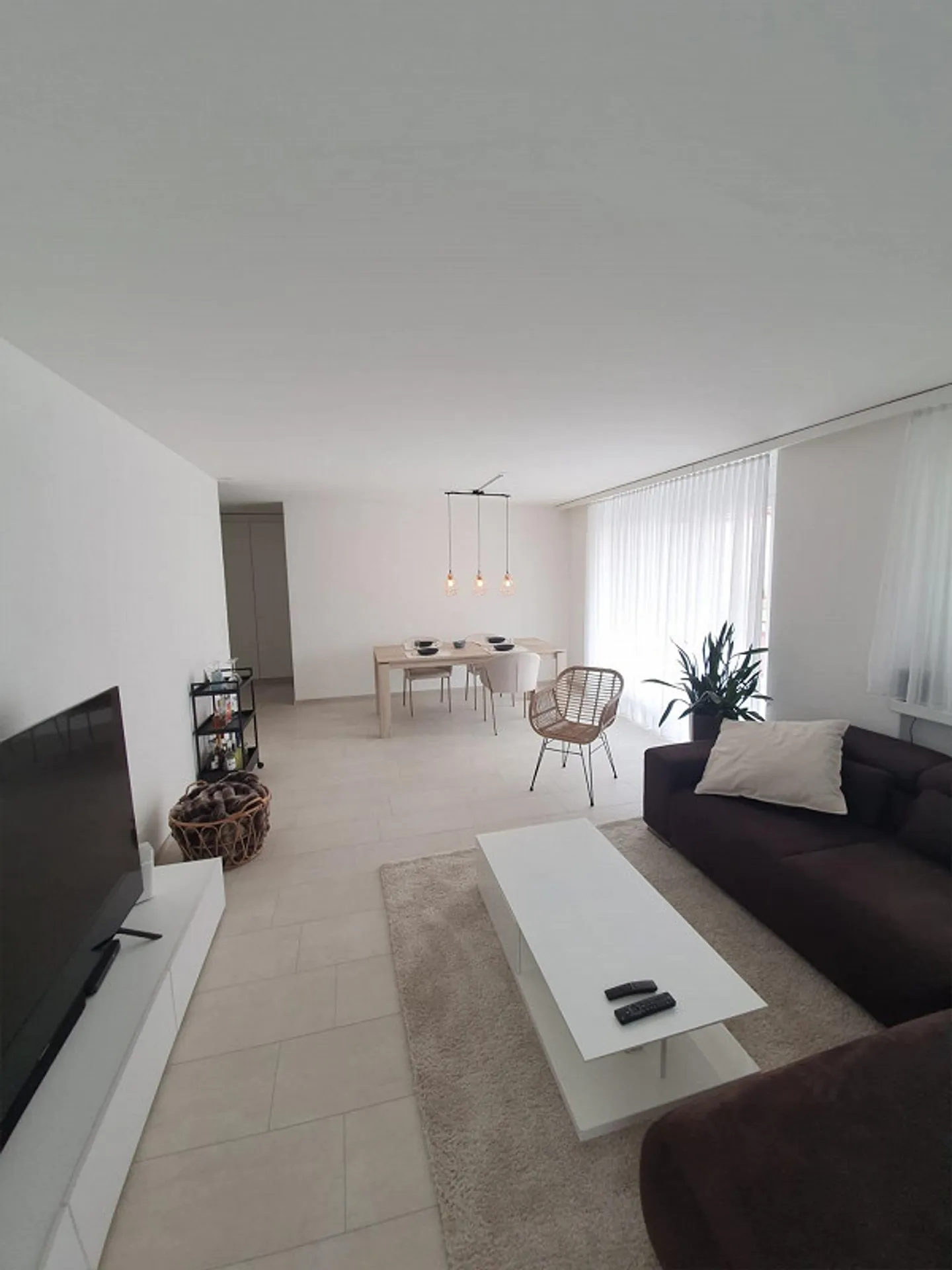 Appartement confortable de 3,5 pièces avec 2 salles de bains et machine à laver/sèche-linge dans l'appartement - Photo 1 sur 13