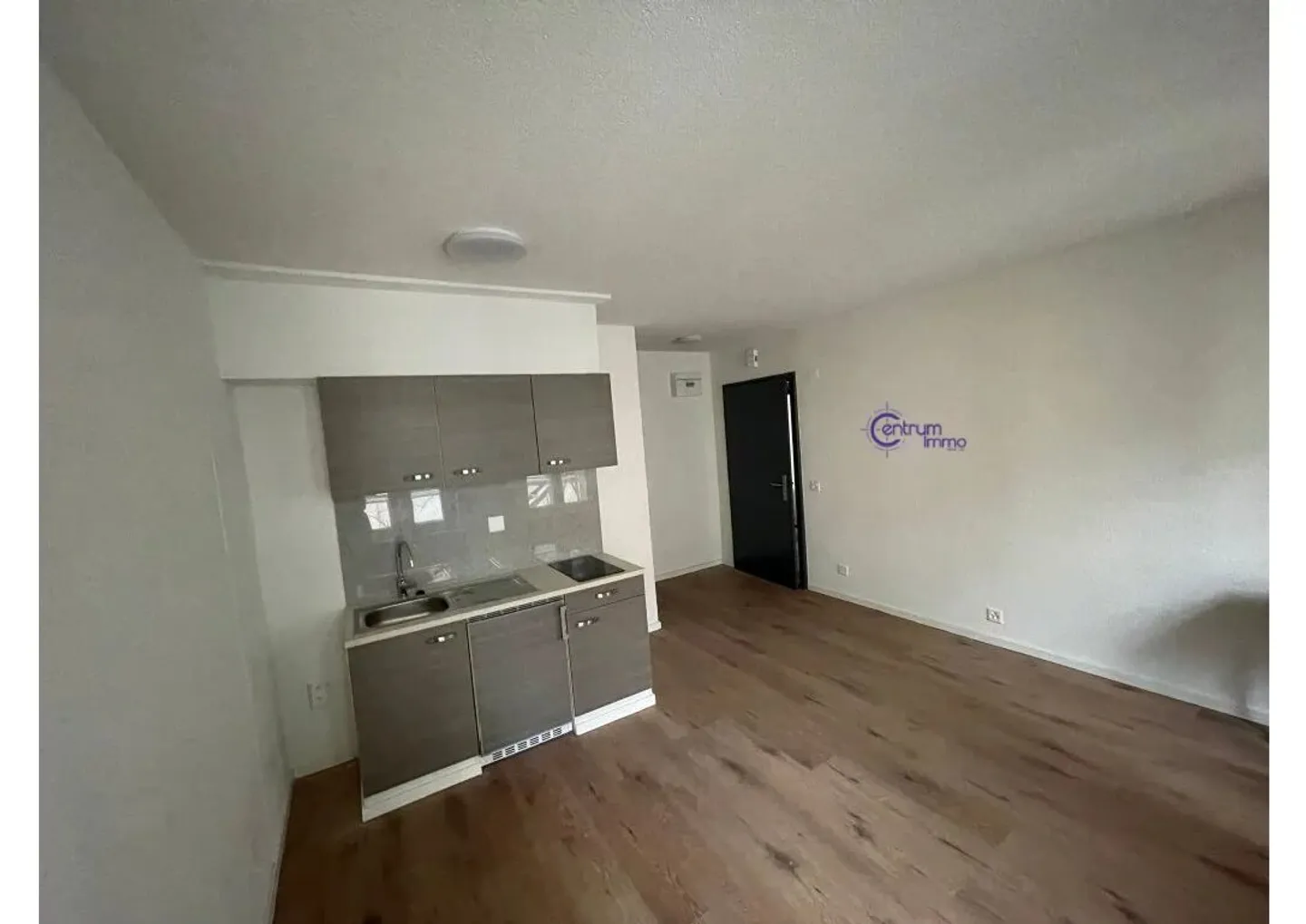 Fully renovated building - Photo 3 of 13