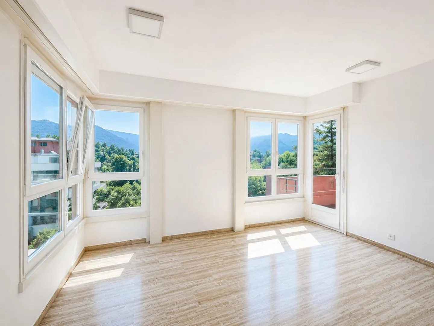 LUGANO - FOR RENT BRIGHT 4.5 ROOMS WITH TERRACE - Photo 2 of 9