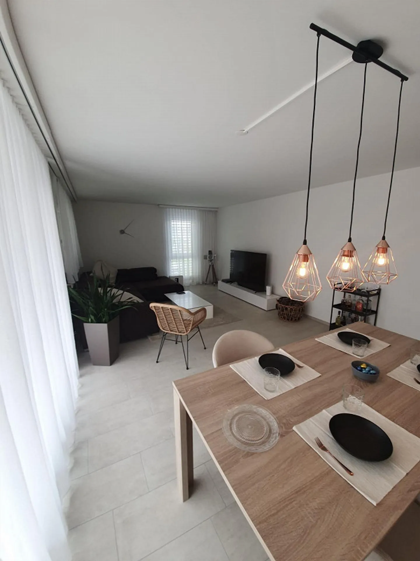 Appartement confortable de 3,5 pièces avec 2 salles de bains et machine à laver/sèche-linge dans l'appartement - Photo 2 sur 13