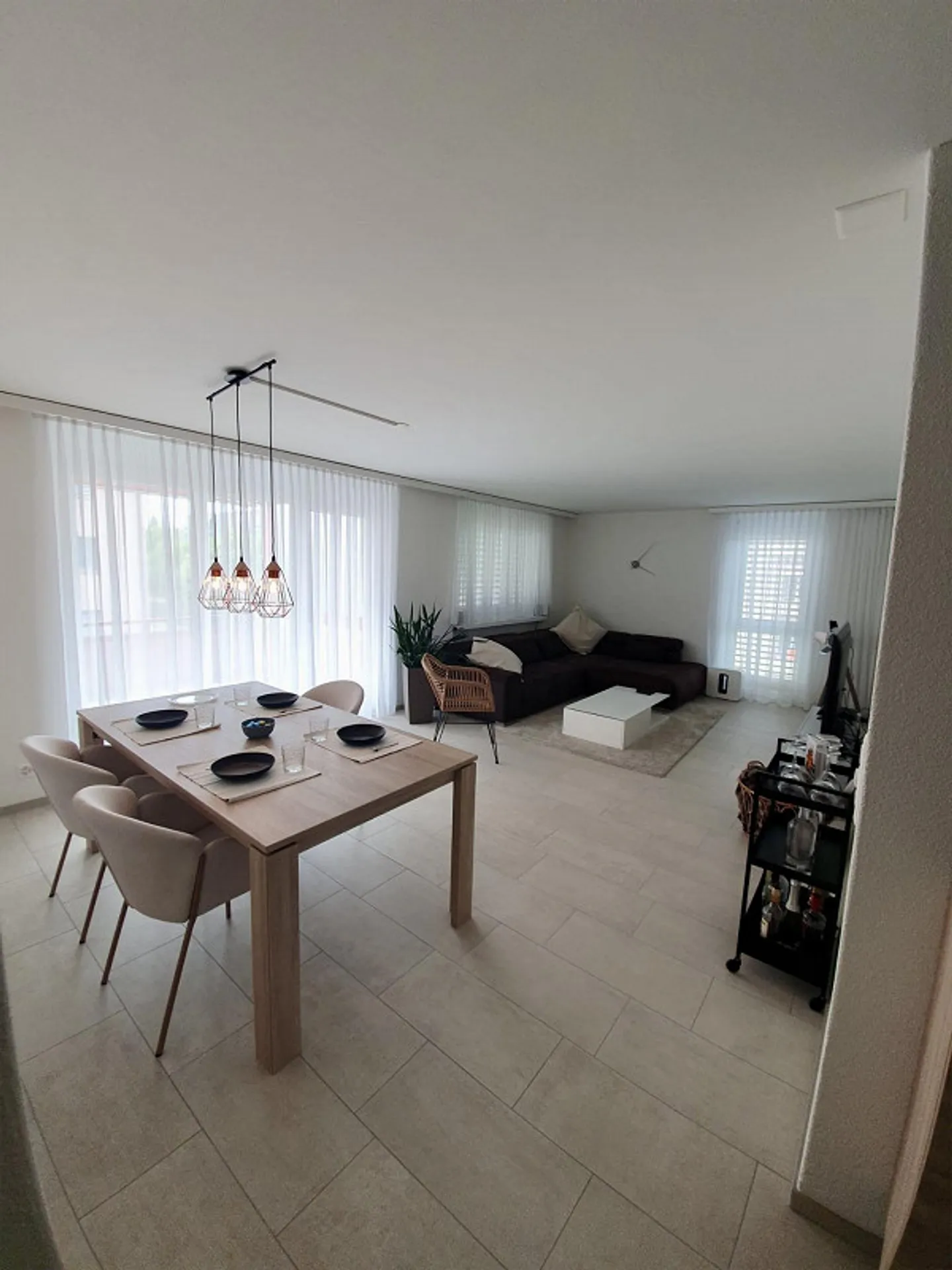 Appartement confortable de 3,5 pièces avec 2 salles de bains et machine à laver/sèche-linge dans l'appartement - Photo 3 sur 13