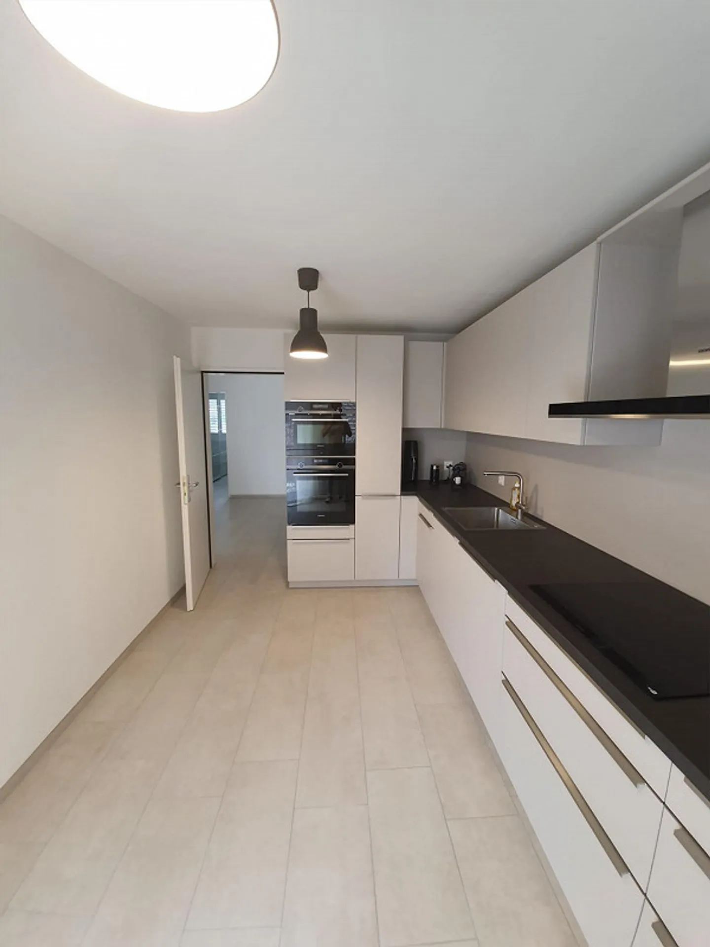 Appartement confortable de 3,5 pièces avec 2 salles de bains et machine à laver/sèche-linge dans l'appartement - Photo 5 sur 13