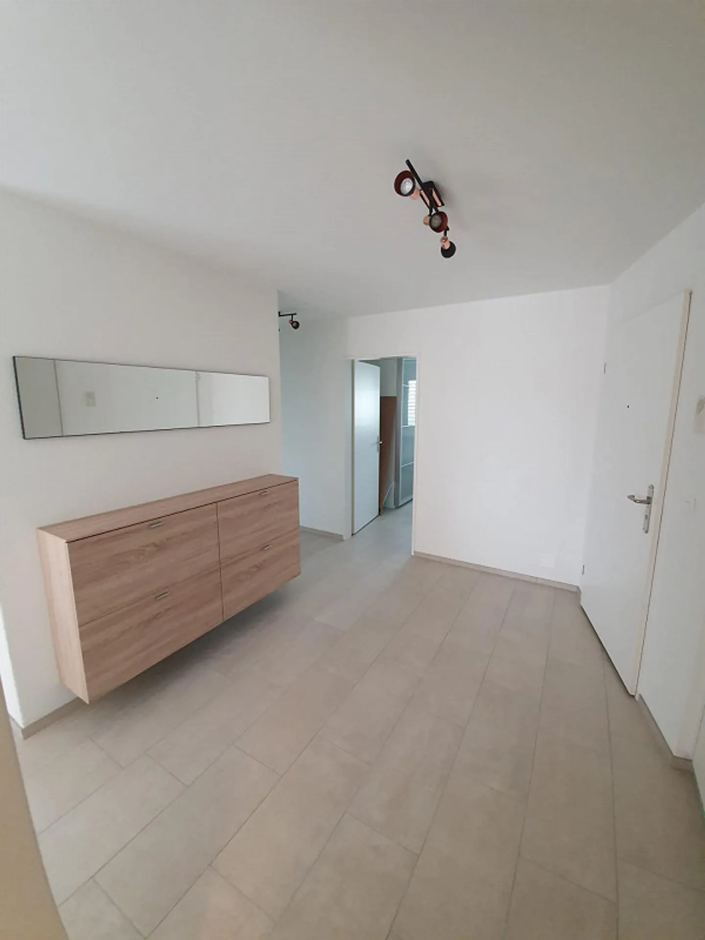 Appartement confortable de 3,5 pièces avec 2 salles de bains et machine à laver/sèche-linge dans l'appartement - Photo 6 sur 13