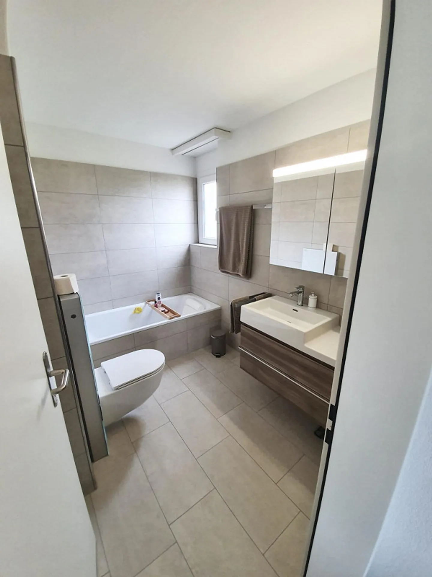 Appartement confortable de 3,5 pièces avec 2 salles de bains et machine à laver/sèche-linge dans l'appartement - Photo 7 sur 13