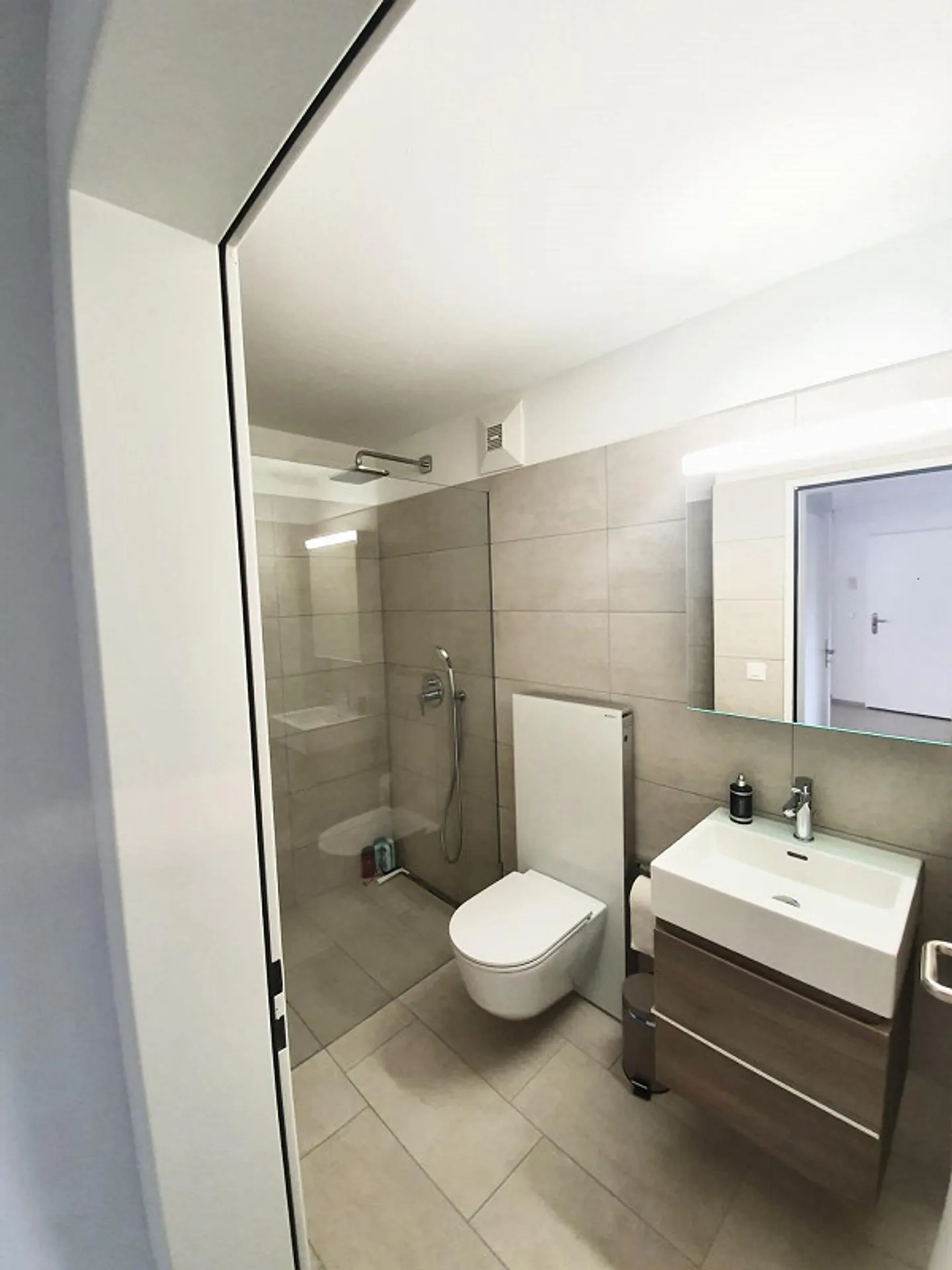 Appartement confortable de 3,5 pièces avec 2 salles de bains et machine à laver/sèche-linge dans l'appartement - Photo 8 sur 13