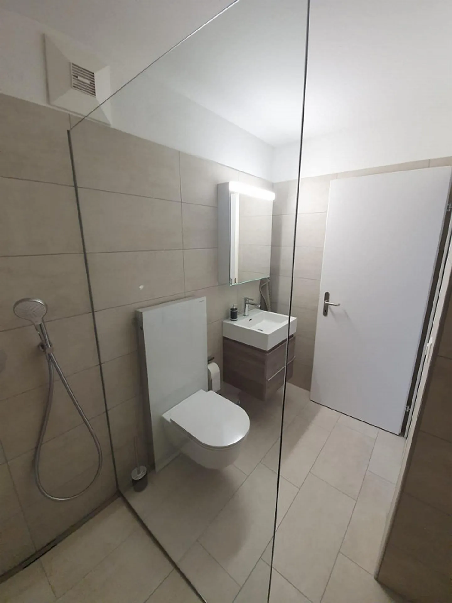 Appartement confortable de 3,5 pièces avec 2 salles de bains et machine à laver/sèche-linge dans l'appartement - Photo 9 sur 13