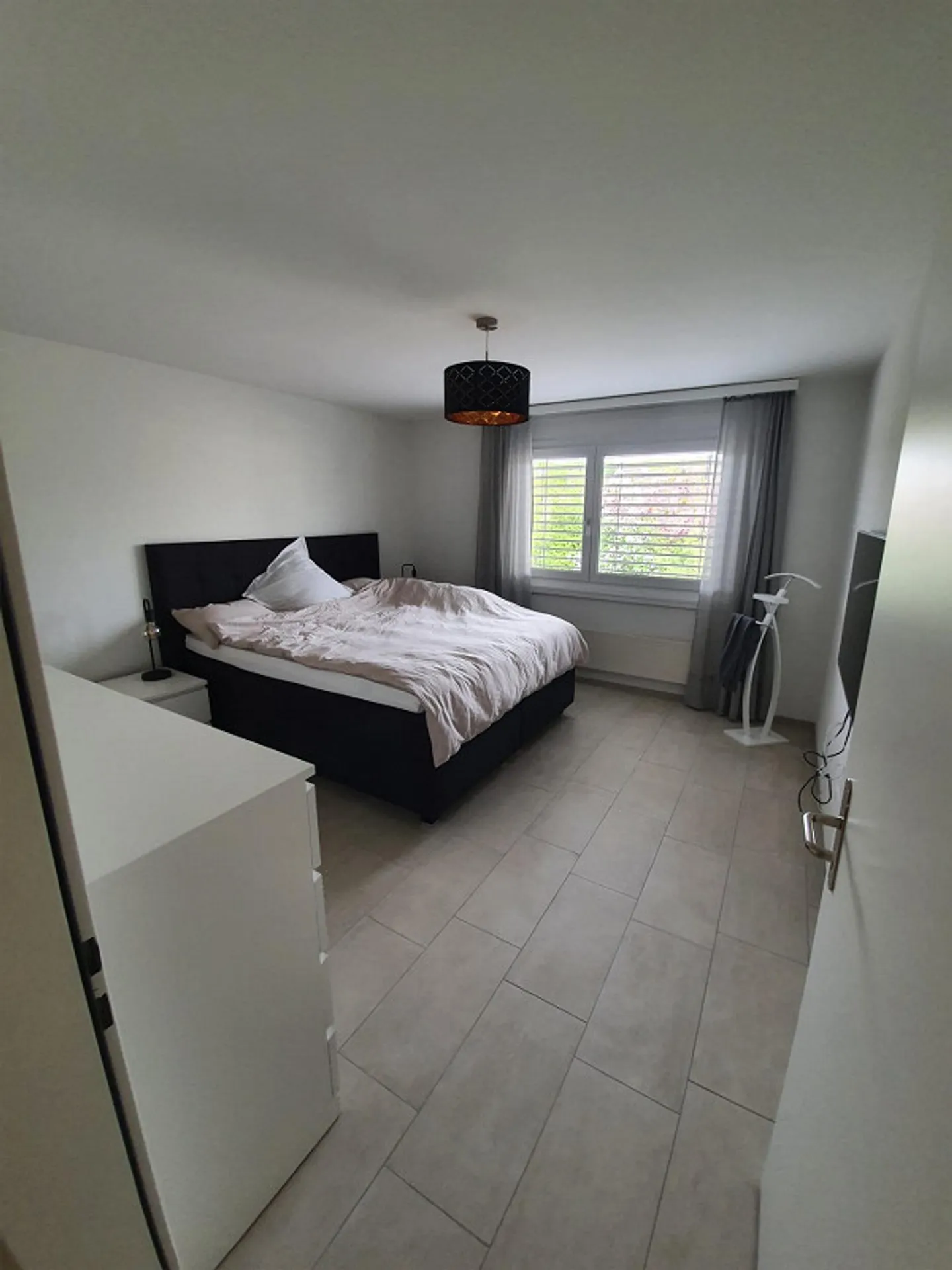 Appartement confortable de 3,5 pièces avec 2 salles de bains et machine à laver/sèche-linge dans l'appartement - Photo 11 sur 13