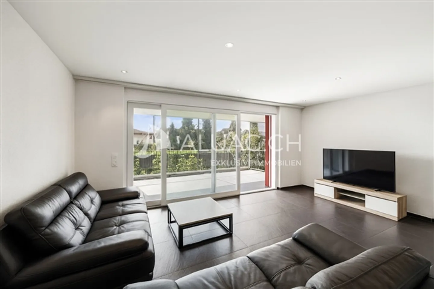 APPARTAMENTO LUMINOSO DI 4,5 STANZE CON GIARDINO D'INVERNO - Foto 1 di 11