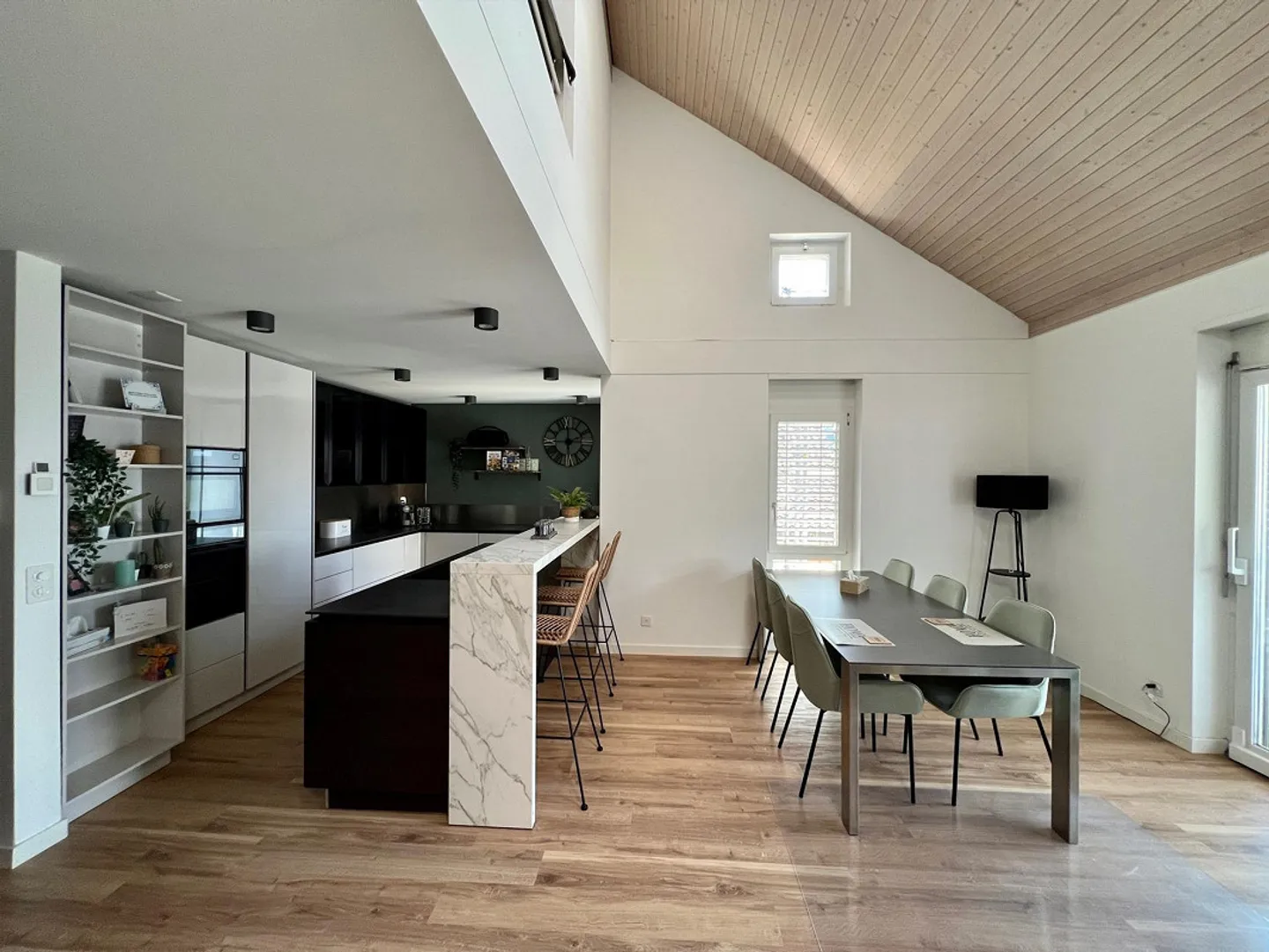 Ampio appartamento ristrutturato di 5,5 stanze con galleria - Foto 5 di 18