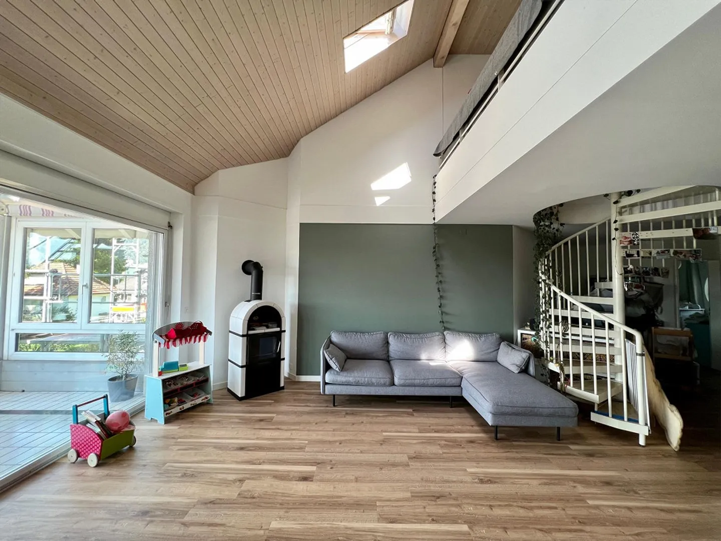 Ampio appartamento ristrutturato di 5,5 stanze con galleria - Foto 8 di 18