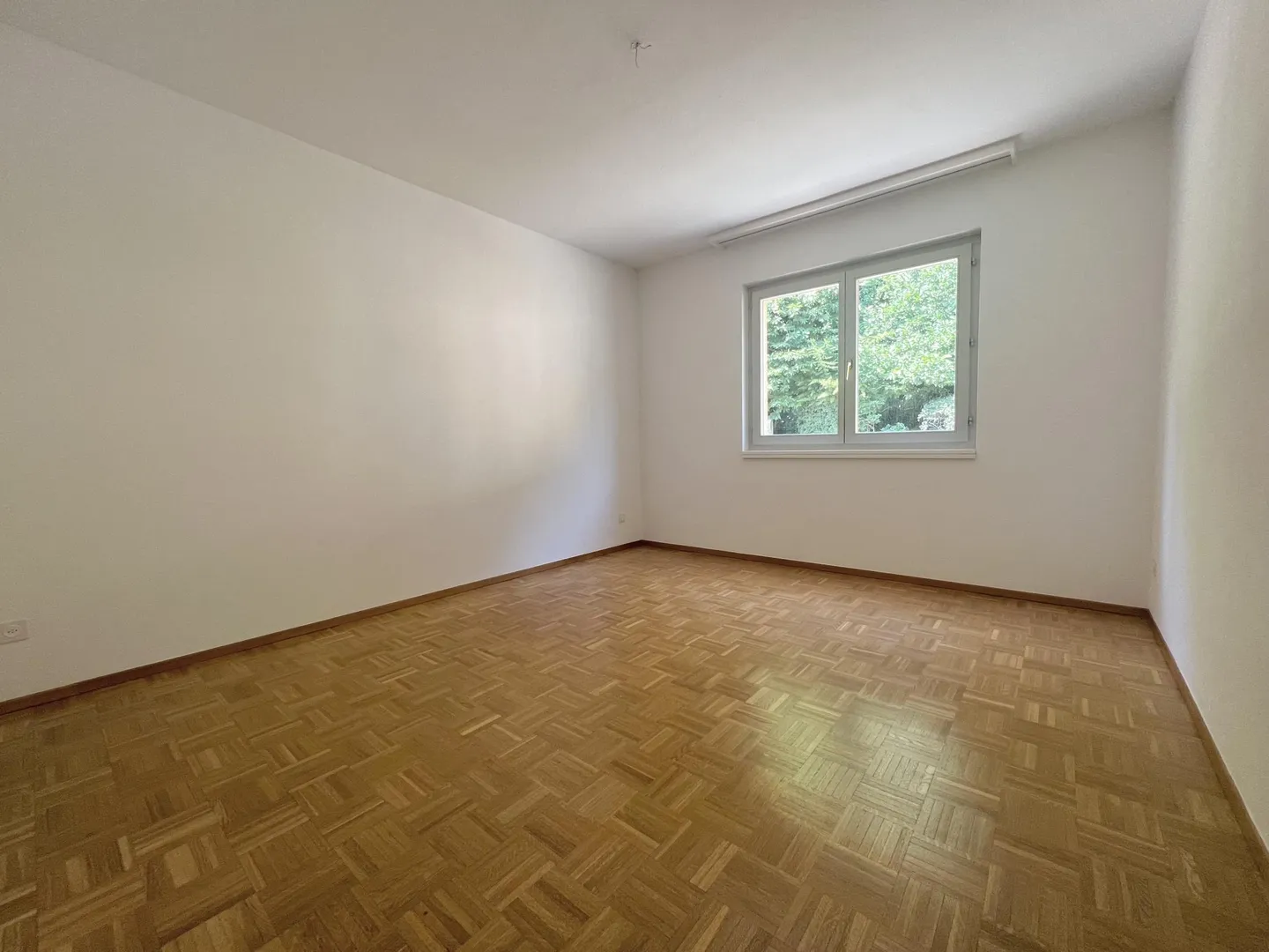 AFFITTASI AMPIO 3.5 CON VISTA APERTA A COLLINA D'ORO - Foto 9 di 10
