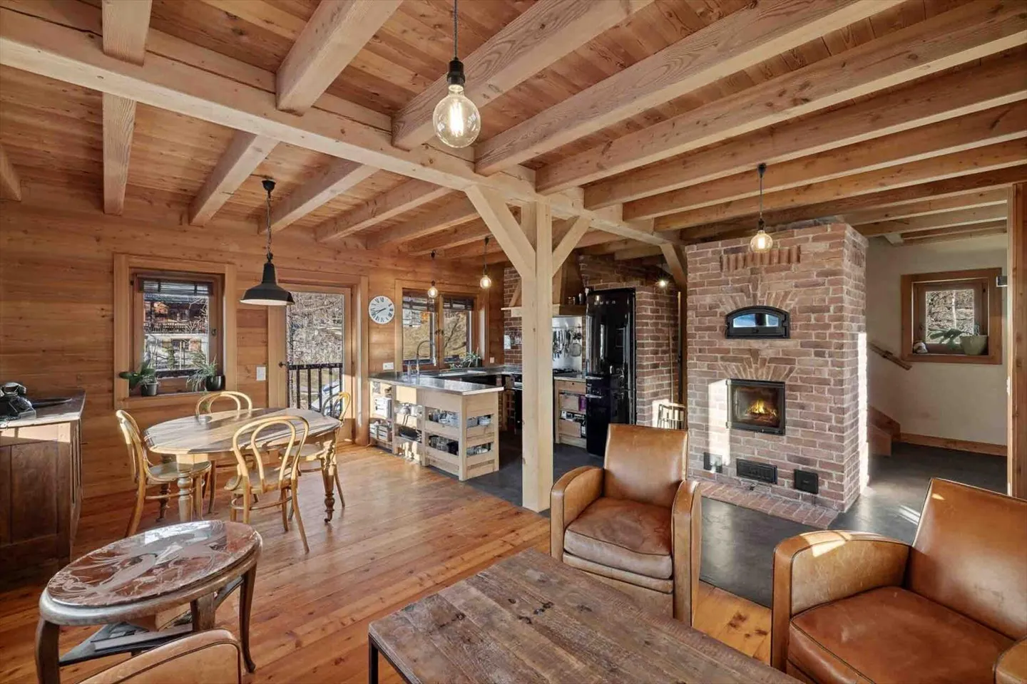 Ein außergewöhnliches Chalet in einer Zweitwohnung, das für ausländische Käufer zugänglich ist, nur wenige Schritte vom Zentrum des Dorfes Evolène entfernt. - Foto 2 von 13