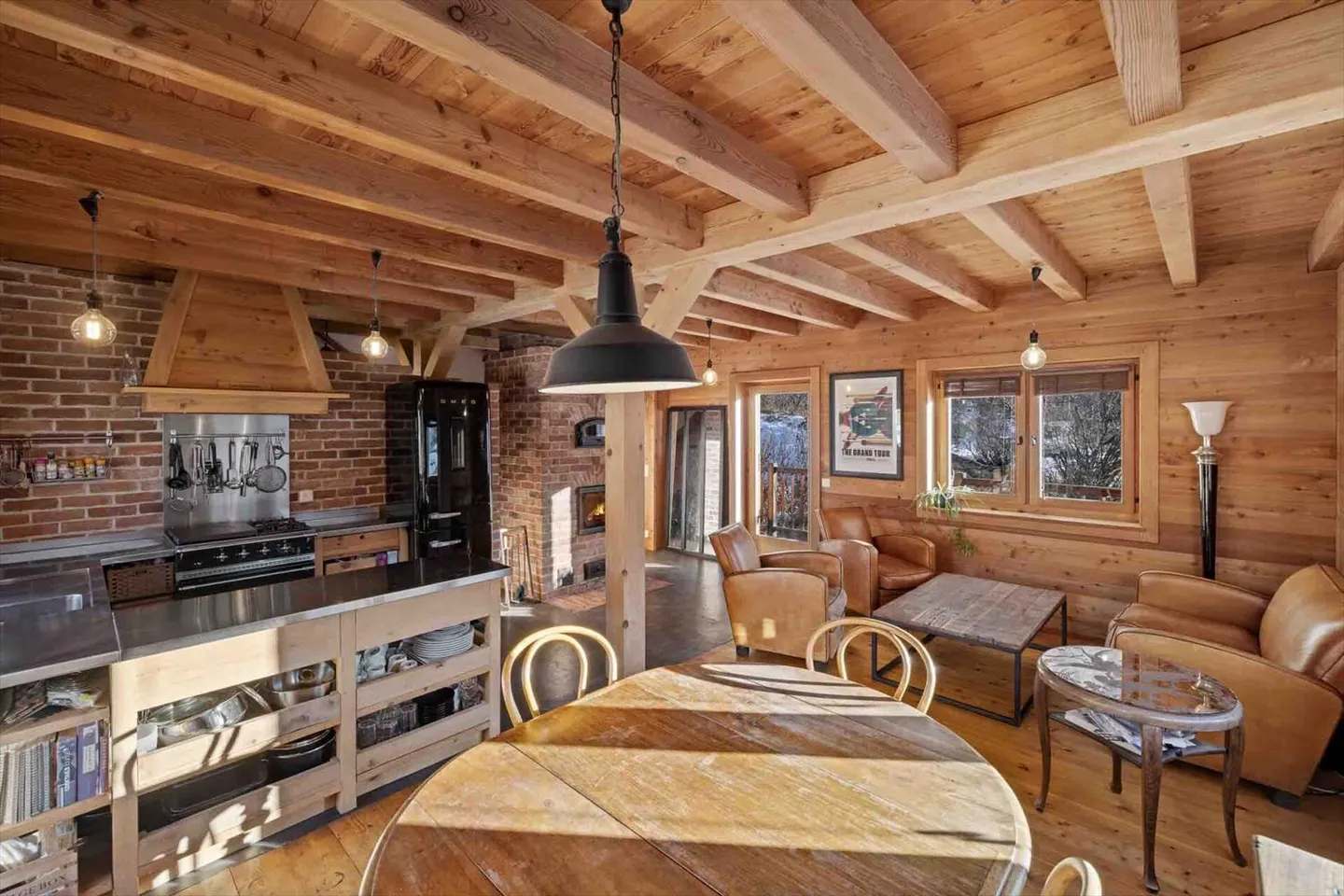 Ein außergewöhnliches Chalet in einer Zweitwohnung, das für ausländische Käufer zugänglich ist, nur wenige Schritte vom Zentrum des Dorfes Evolène entfernt. - Foto 5 von 13