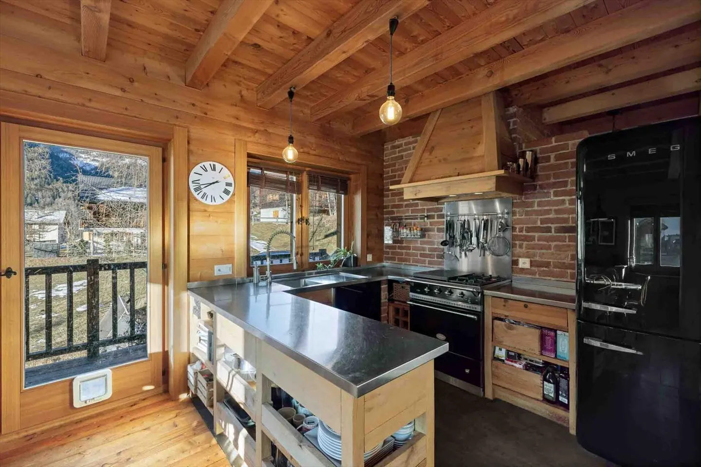 Ein außergewöhnliches Chalet in einer Zweitwohnung, das für ausländische Käufer zugänglich ist, nur wenige Schritte vom Zentrum des Dorfes Evolène entfernt. - Foto 6 von 13