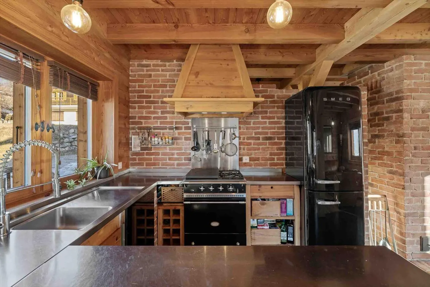 Ein außergewöhnliches Chalet in einer Zweitwohnung, das für ausländische Käufer zugänglich ist, nur wenige Schritte vom Zentrum des Dorfes Evolène entfernt. - Foto 7 von 13