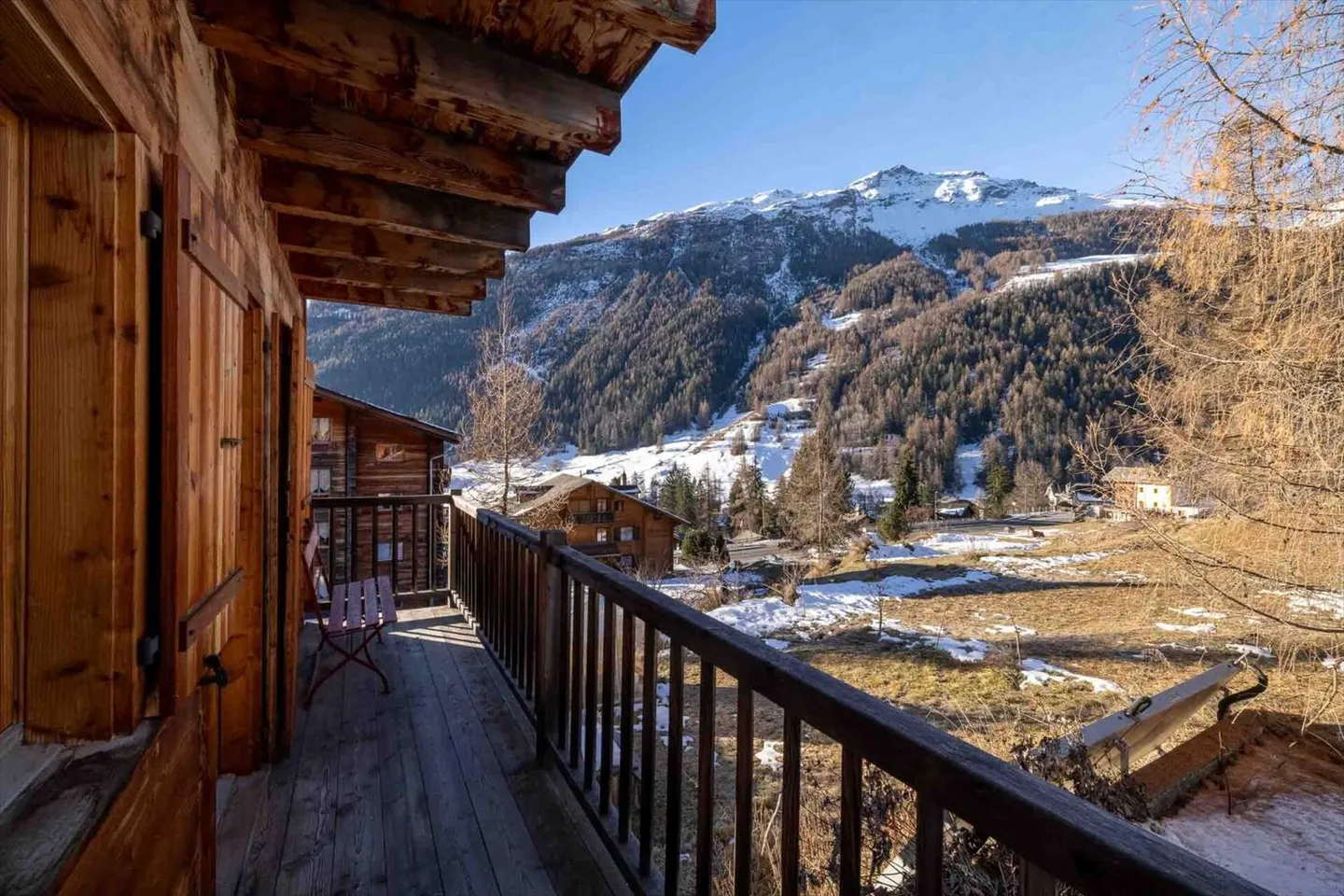 Ein außergewöhnliches Chalet in einer Zweitwohnung, das für ausländische Käufer zugänglich ist, nur wenige Schritte vom Zentrum des Dorfes Evolène entfernt. - Foto 9 von 13