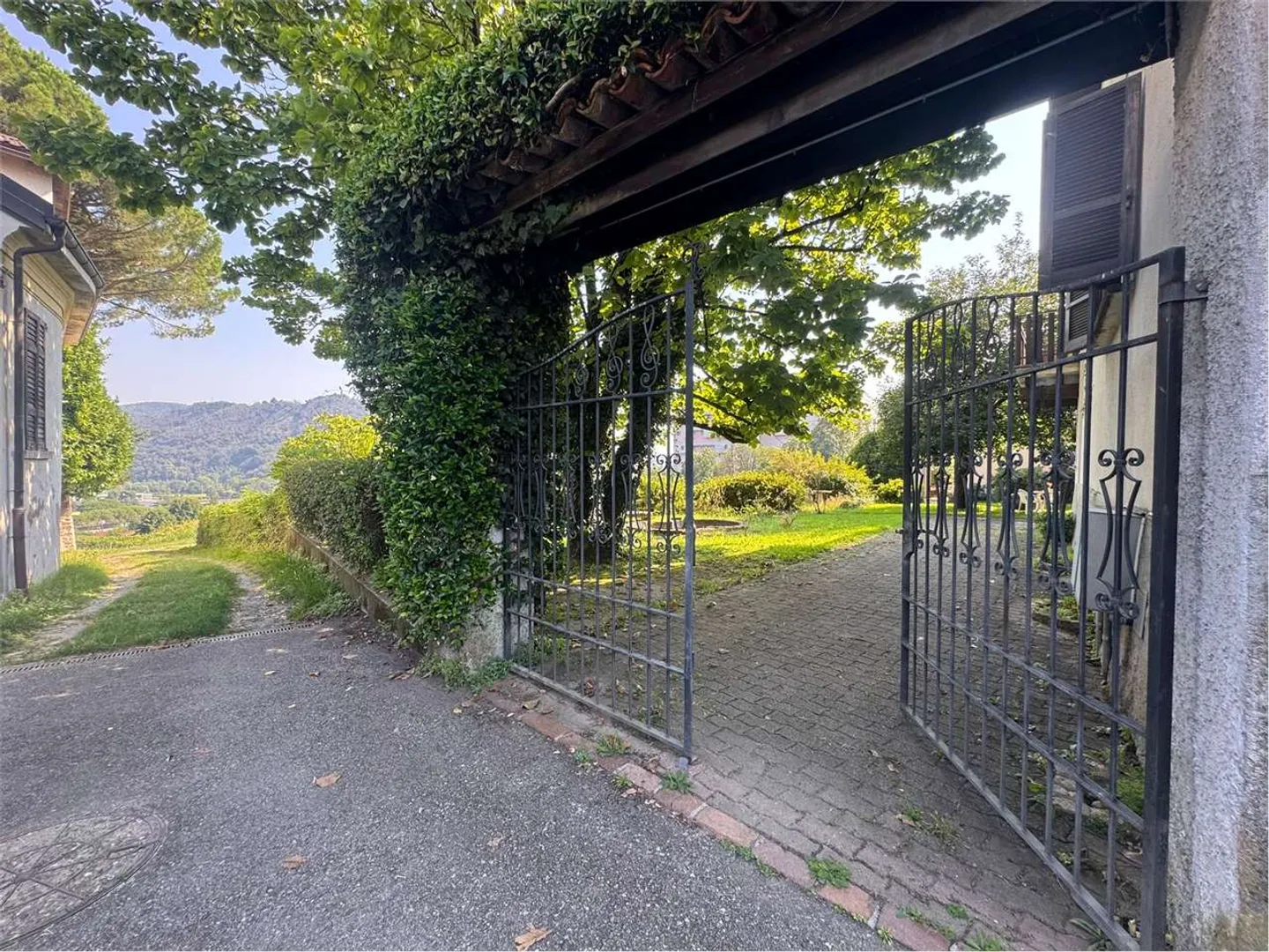 Fascinating House for Renovation, Embedded in Nature in Novazzano - Photo 2 of 9