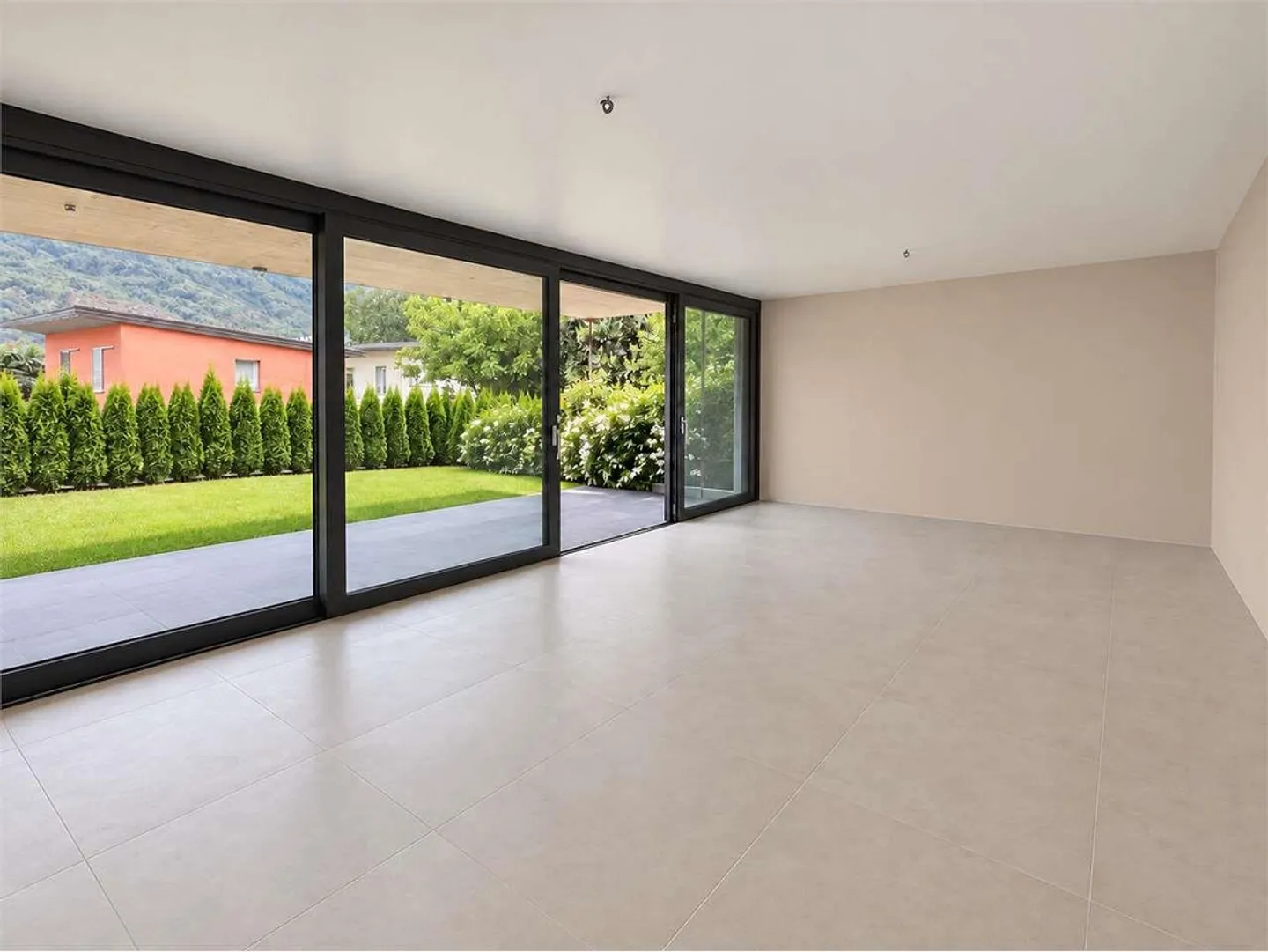 SPACIOUS SPACES AND PRIVATE GARDEN IN NEW RESIDENCE - Photo 9 of 13