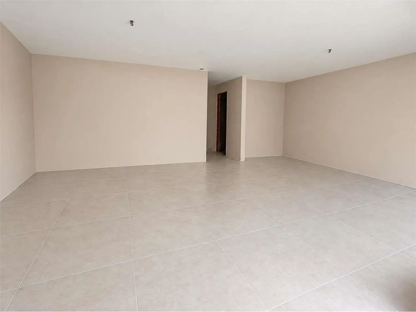 SPACIOUS SPACES AND PRIVATE GARDEN IN NEW RESIDENCE - Photo 10 of 13